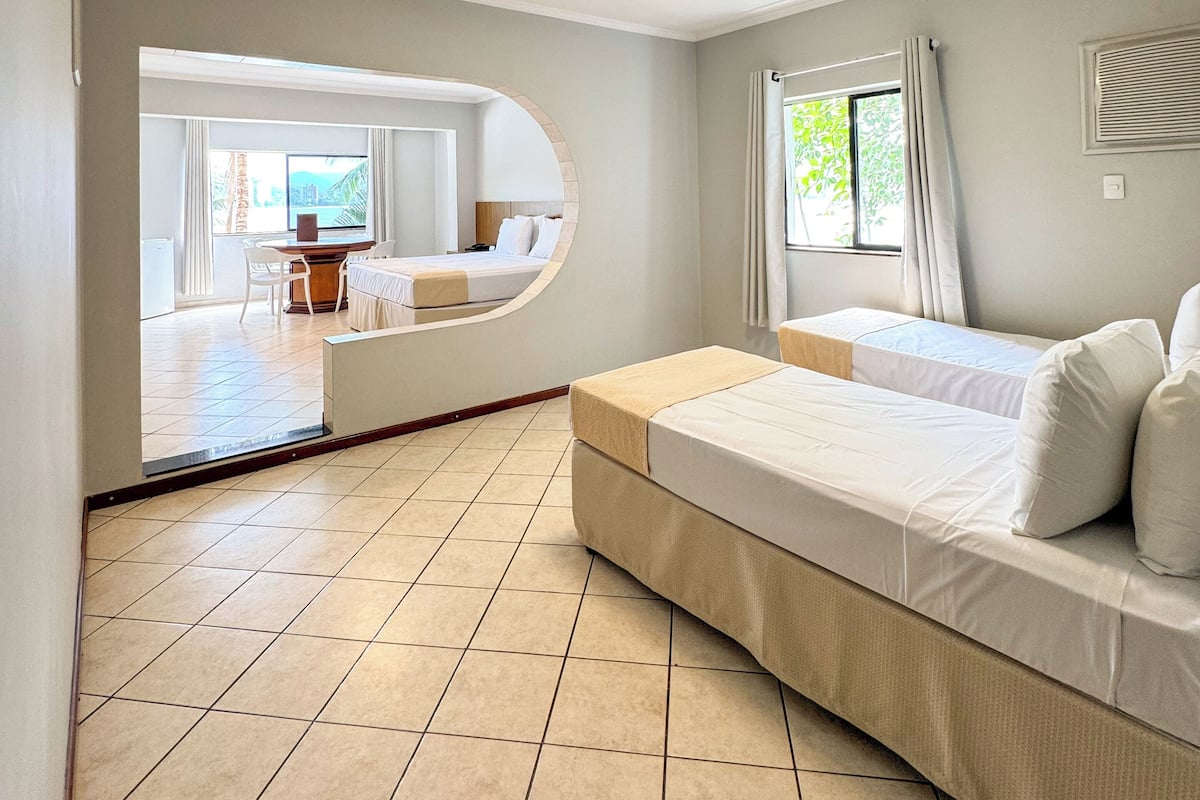 Una habitación de hotel con cama, escritorio y vistas al exterior.