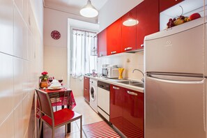 Fridge, microwave, oven, stovetop - COZY CENTRAL APT CLOSE TO ST PETER BASILICA VATICAN MUSEUMS (Roma)