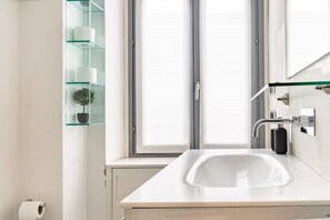 Shower, hair dryer, bidet, towels - Nest at 147 steps from Lake Maggiore[Old Town]. (Arona)