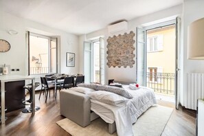 2 bedrooms, desk, iron/ironing board, WiFi - Nest at 147 steps from Lake Maggiore[Old Town]. (Arona)