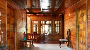 A wooden interior with a bench, a chair, and a table. - Santa Elena Lodge (Santa Elena)