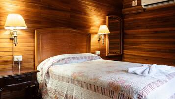 Quarto casal básico de uso individual, 1 cama Queen | Wi-Fi de cortesia, roupa de cama