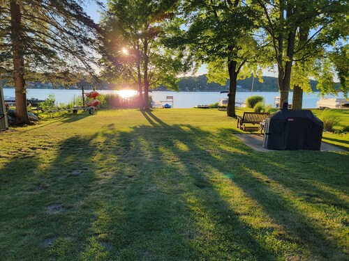 Nice cozy lake house, great yard.

 