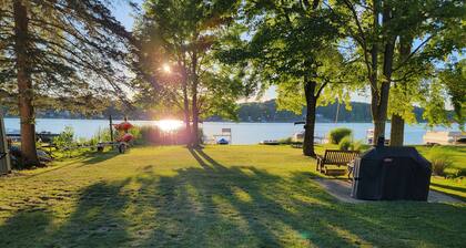 Nice cozy lake house, great yard.