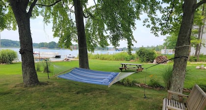 Nice cozy lake house, great yard.