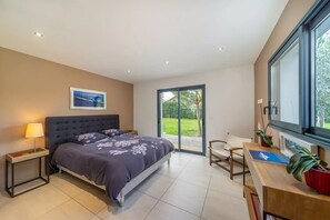 5 soverom, skrivebord, strykejern/-brett og reiseseng for barn