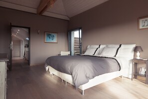 5 bedrooms, desk, iron/ironing board, travel cot