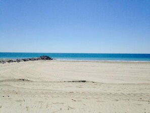 På stranden
