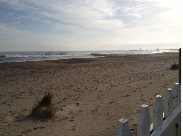 På stranden