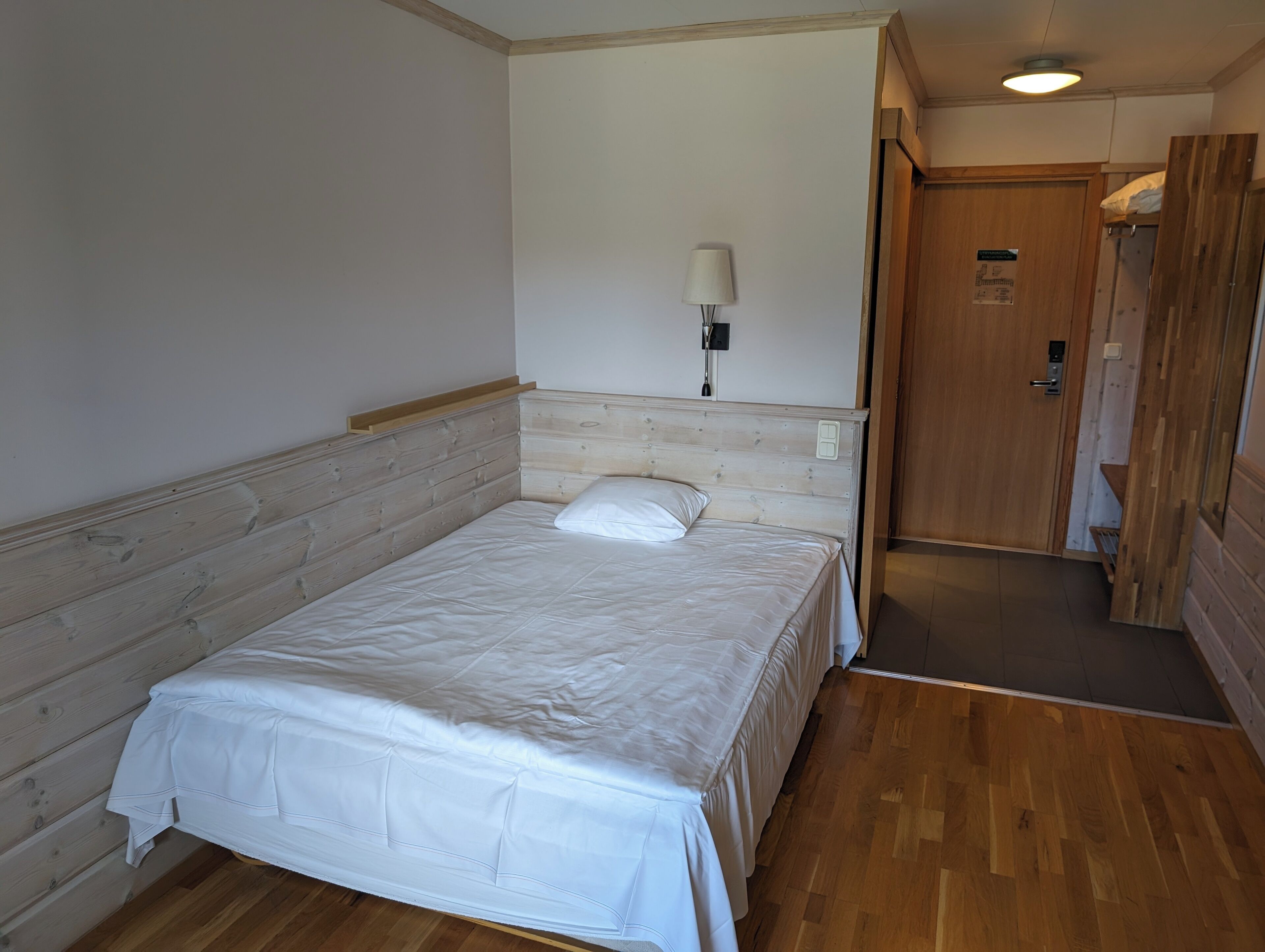 Desk, laptop workspace, WiFi (free), bed sheets
