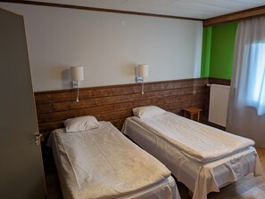 Habitación con 2 camas individuales | Escritorio, espacio para trabajar con laptop y wifi gratis 