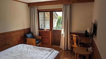 Dubbelrum för 1 person | Skrivbord, arbetsyta för laptop, gratis wi-fi och sÀngklÀder