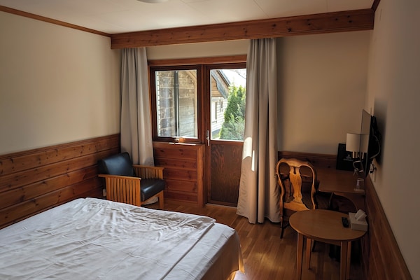 Double Room Single Use | Meja, ruang kerja komputer riba, Wi-fi percuma, cadar katil