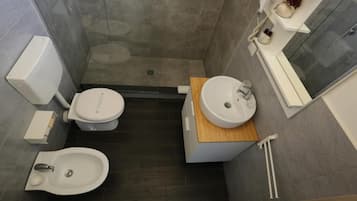 Habitación clásica con 1 cama doble o 2 individuales, vistas a la ciudad | Baño | Ducha, artículos de higiene personal gratuitos, secador de pelo y bidé