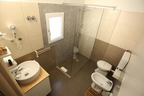 Classic Quadruple Room, City View | Bathroom | Shower, free toiletries, hair dryer, bidet - MAVA' BED AND BREAKFAST (Catania)