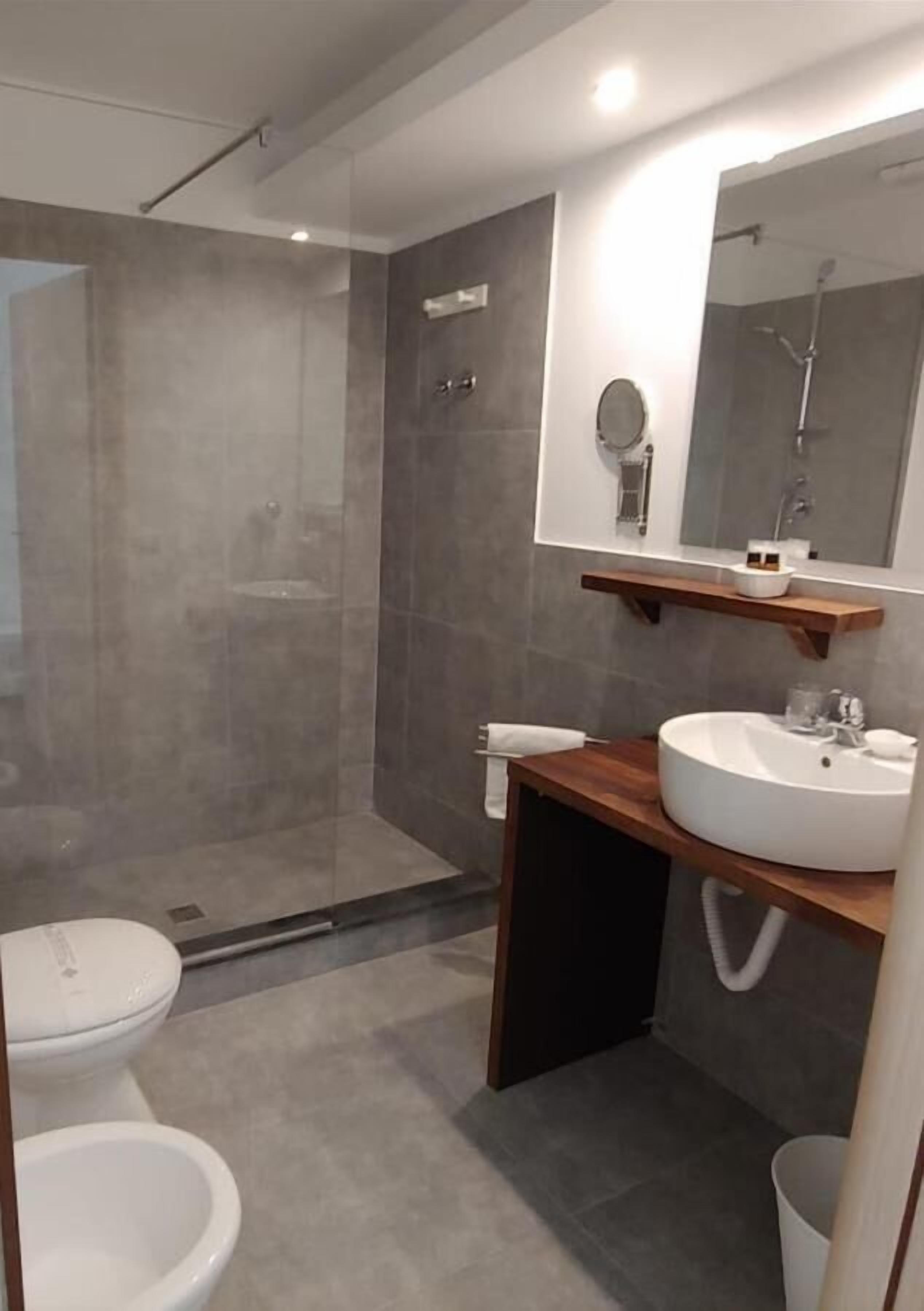 Classic Quadruple Room, City View | Bathroom | Shower, free toiletries, hair dryer, bidet