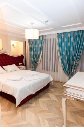 Desk, bed sheets - mirapartotel (Istanbul)