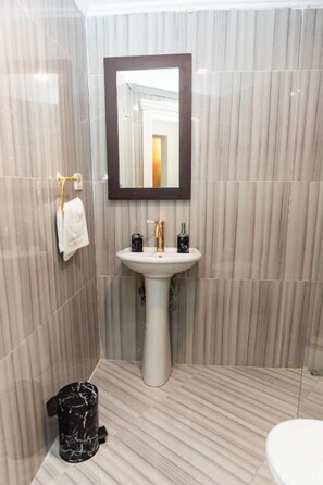 Deluxe Quadruple Room | Bathroom | Hair dryer, towels - mirapartotel (Istanbul)