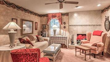 Smart-TV, DVD-spiller og bøker