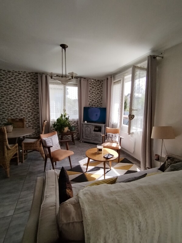 3 bedrooms, iron/ironing board, travel cot, free WiFi