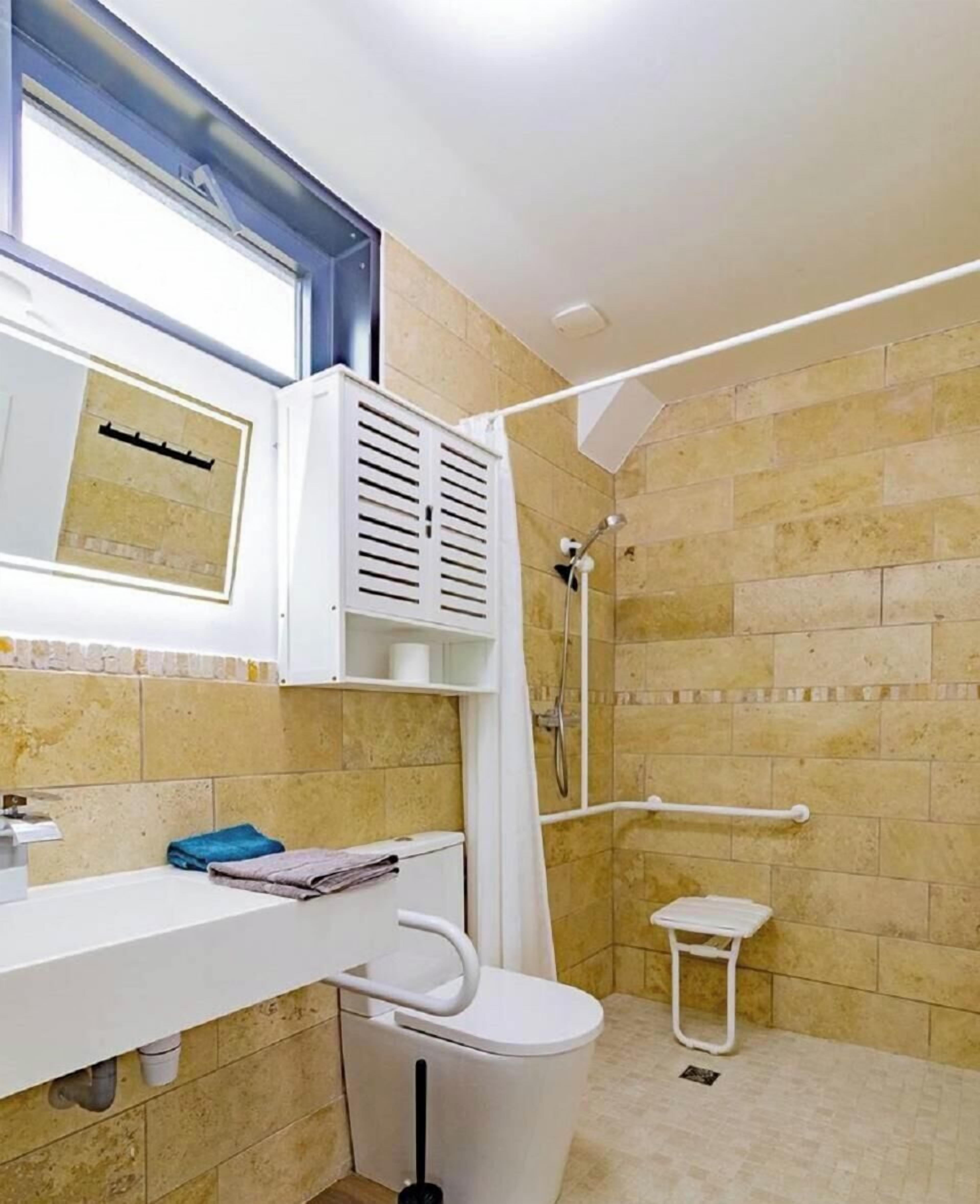 Hair dryer, towels