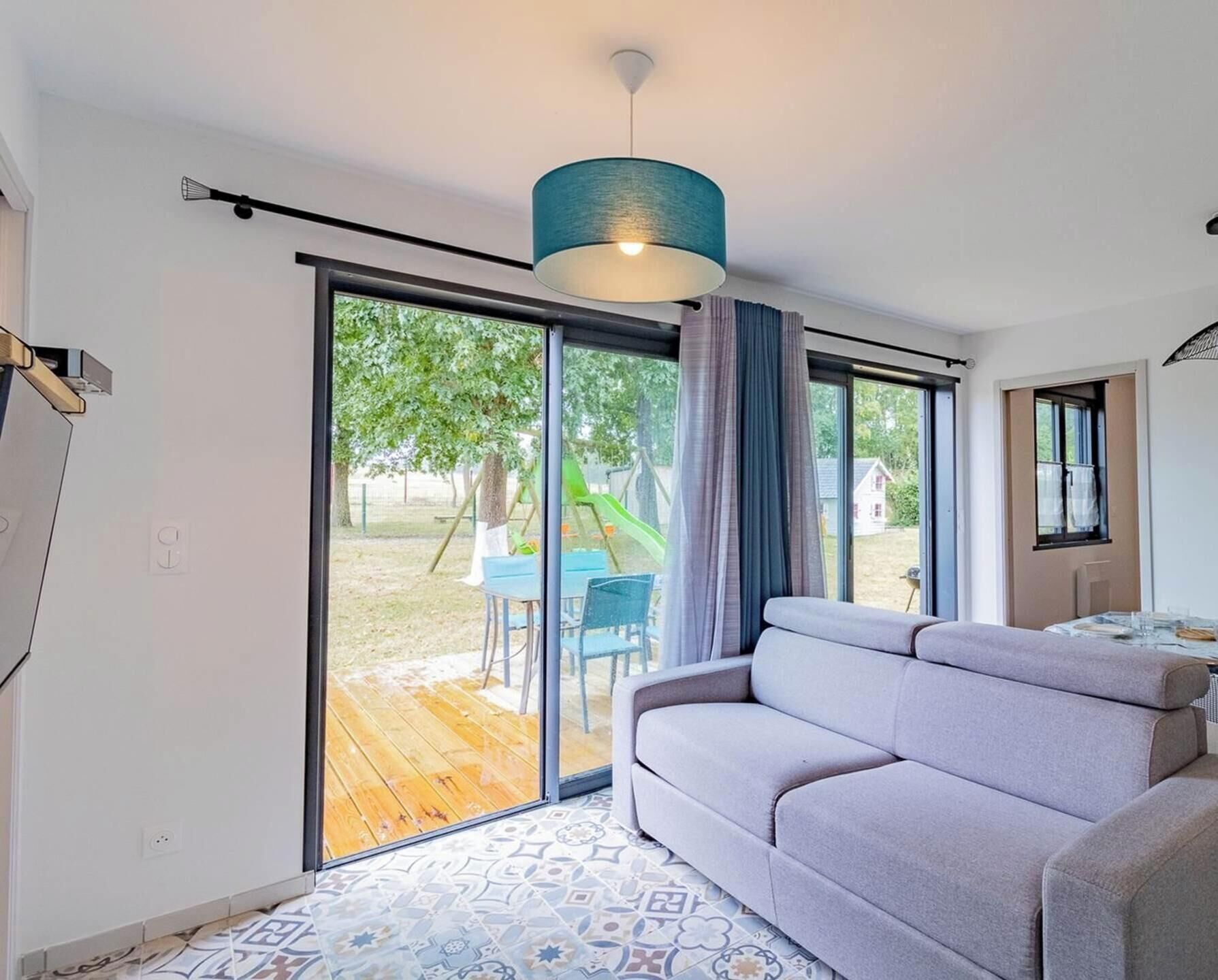 Een smart-tv en een tafeltennistafel