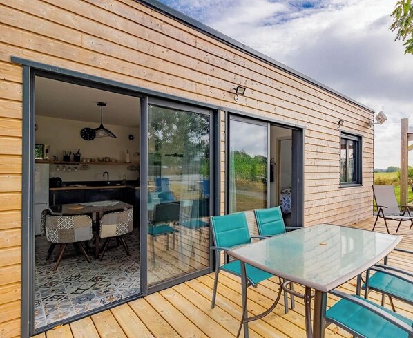 Outdoor dining - Accessible chalet & Indoor heated swimming pool (Saint-Augustin-des-Bois)