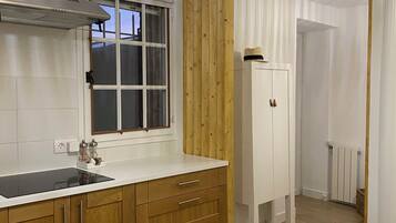 Réfrigérateur, micro-ondes, plaque de cuisson, cafetiÚre/bouilloire