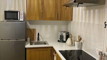 Een koelkast, een microgolfoven, een kookplaat