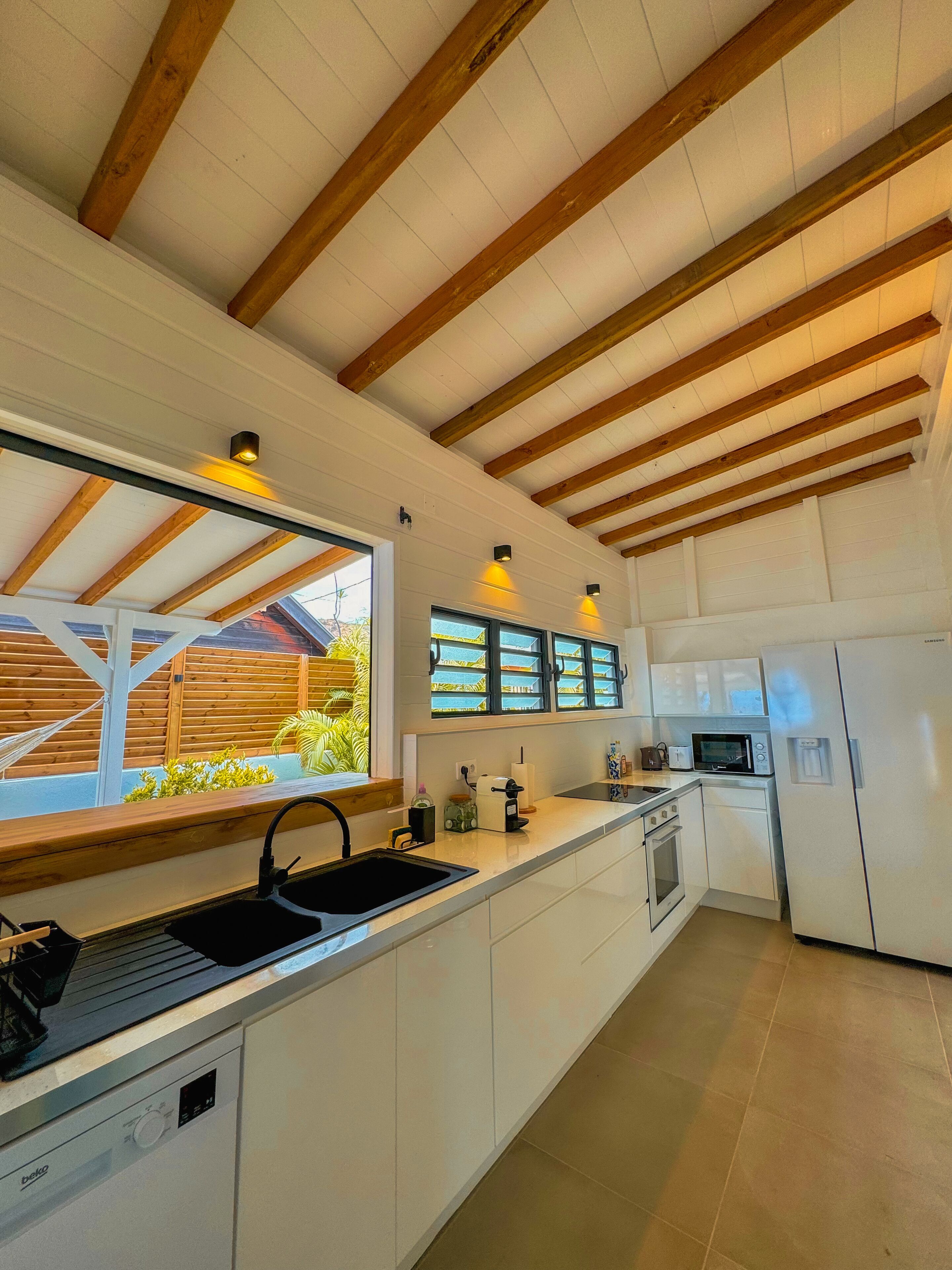 Jääkaappi, mikroaaltouuni, uuni, liesi