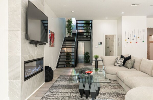 Living area - Banksy-Inspired Urban Home in Bishop Arts (Dallas)