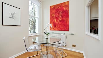 Apartment (2 Bedrooms) | Makan dalam bilik