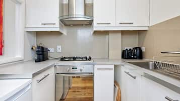 Appartement (2 Bedrooms) | Privékeuken | Een koelkast, een microgolfoven, een oven, een kookplaat