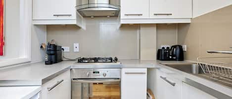 Apartment (2 Bedrooms) | Private kitchen | Fridge, microwave, oven, stovetop
