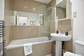 Apartment (2 Bedrooms) | Bathroom | Free toiletries, hair dryer, towels