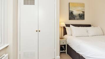 Huoneisto (2 Bedrooms) | 2 makuuhuonetta, ylelliset vuodevaatteet, silitysrauta/-lauta