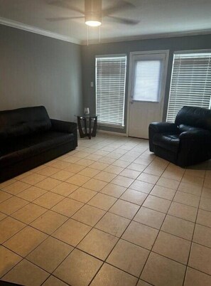 Living area - Sunnyside Shine
 (Houston)
