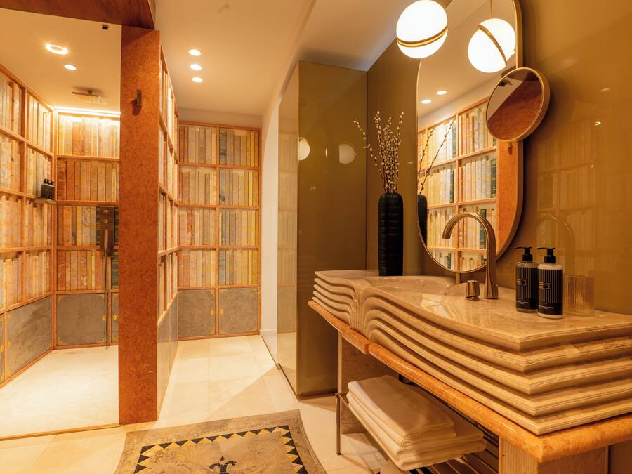 Un baño con tocador, espejo y estanterías.