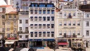 Un hôtel à plusieurs étages, doté de grandes fenêtres et d’une enseigne bien visible.