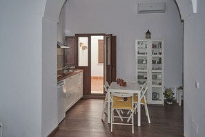Apartamento standard, 1 cama Queen | Cozinha privada | Frigobar, micro-ondas, cooktop, cafeteira/chaleira