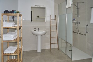 Standard Apartment, Accessible | Bathroom | Hair dryer, towels, soap, toilet paper - Apartamentos Mamelón (Jerez de la Frontera)