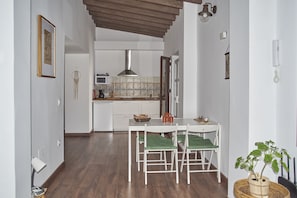 Departamento estándar, 1 habitación | Cocina privada | Frigobar, microondas, parrilla de estufa y cafetera y tetera 