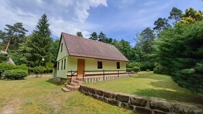 Exterior - Gemütliche Zimmer und Geräumige Terasse für Totales Chill Out. Machasee -10 Min (Jestřebí)