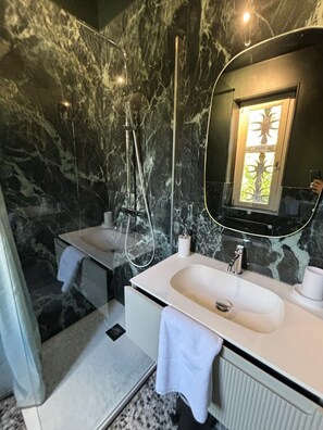 Dusche, umweltfreundliche Kosmetikartikel, Haartrockner, Bidet