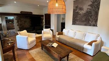 TV connectée, table de tennis de table, vidéothÚque, chaßne hi-fi