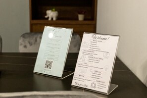 Een haardroger, handdoeken, zeep, toiletpapier