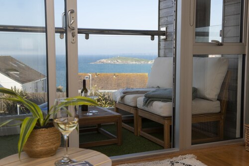 6 The Point, Pentire -  a sea view Newquay apartment with parking sleeping 6