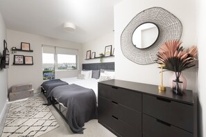 3 habitaciones, tabla de planchar con plancha, internet y ropa de cama 