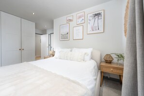 3 habitaciones, tabla de planchar con plancha, internet y ropa de cama 