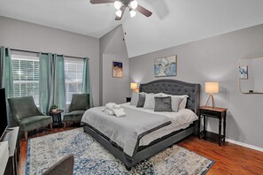 4 bedrooms, iron/ironing board, WiFi, bed sheets - Frisco Urban Escape (Frisco)